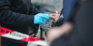 Άνδρες της ΕΛ.ΑΣ. στο σημείο όπου σημειώθηκαν οι πυροβολισμοί στη Θεσσαλονίκη