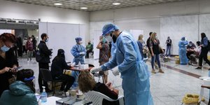 Rapid test σε πολίτες στο Σύνταγμα