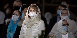 Πιστοί στη Ρωσία στη λειτουργία των Χριστουγέννων με μάσκες για τον κορωνοϊό