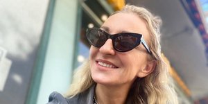 Η Ρούλα Κορομηλά με μαύρα γυαλιά ηλίου