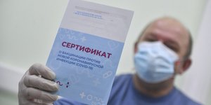 Ρώσος με πιστοποιητικό εμβολιασμού κατά του κορωνοϊού