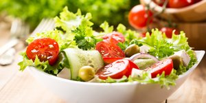 Σαλάτα με ντοματίνια αγγούρια ελιές και μαρούλι