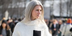 γυναίκα με γκρίζα μαλλιά στην εβδομάδα μόδας