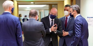Ο πρόεδρος του Ευρωπαϊκού Συμβουλίου Σαρλ Μισέλ με ηγέτες των «27» μεταξύ των οποίων και ο Κυριάκος Μητσοτάκης