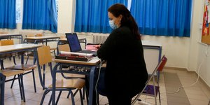 Καθηγήτρια σε τάξη κάνει τηλεκπαίδευση