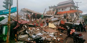 Συντρίμμια στην Ινδονησία από σεισμό
