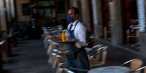 Σερβιτόρος με μάσκα σε καφετέρια της Καταλονίας