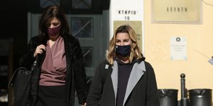 Η Σοφία Μπεκατώρου με μάσκα στα δικαστήρια