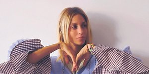 Η Σοφία Καρβέλα με γαλάζια μπλούζα και λευκό παντελόνι