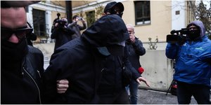Ολο το βίντεο ντοκουμέντο με τον ξυλοδαρμό του σταθμάρχη του μετρό από τα ανήλικα αδέλφια