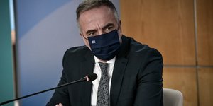 Σταυρος Καλαφάτης με μασκα