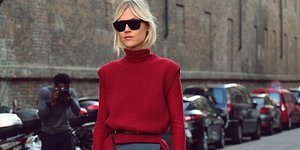 γυναίκα με πουλόβερ και γυαλιά στην εβδομάδα μόδας