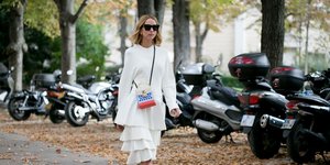 στιλάτη γυναίκα περπατά