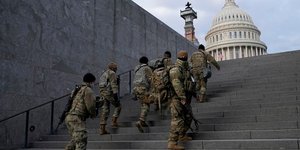 Στρατιώτες της εθνοφρουράς ανεβαίνουν σκαλιά στο Καπιτώλιο