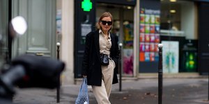 γυναίκα με τζιν και τοπ στην εβδομάδα μόδας