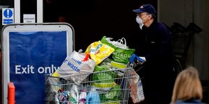 Ανδρας με μάσκα σε σούπερ μάρκετ στη Βρετανία