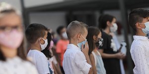 Μαθητές δημοτικού με μάσκες λόγω της πανδημίας