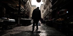 Συνταξιούχος με σακούλες ψώνια