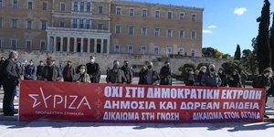 Βουλευτές του ΣΥΡΙΖΑ με πανό