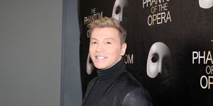 O Τάκης Ζαχαράτος ντυμένος στα μαύρα