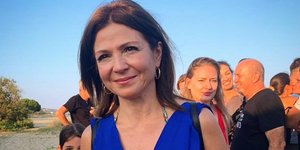 Η Ταμίλα Κουλίεβα με μπλε φόρεμα