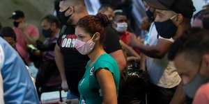 Ταξιδιώτες με μάσκες στην Βραζιλία