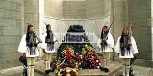 Ρεπλίκες αθηναϊκών κρανών που κοσμούσαν το μνημείο των θυμάτων του Α' Παγκοσμίου Πολέμου στη Λιέγη