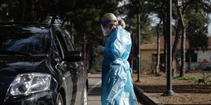 Τεστ κορωνοϊού μέσα στο αυτοκίνητο από τον ΕΟΔΥ