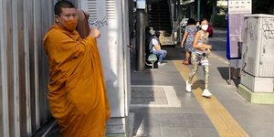 Ταϊλάνδη βουδιστής μοναχός με μάσκα