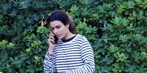 Η Τόνια Σωτηροπούλου με ριγέ μπλουζάκι