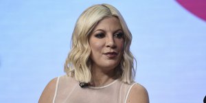 Η Τόρι Σπέλινγκ με μπλούζα με κρόσια