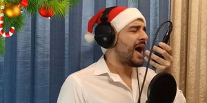 Ο τραγουδιστής Γιάννης Χατζόπουλος λέει τα κάλαντα με τη φωνή διασήμων 
