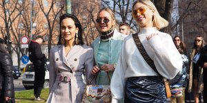 Τρεις γυναίκες με τσάντα Fendi