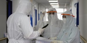 τρεις ειδικες στολες