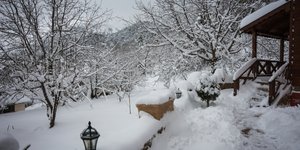 Εντυπωσιακό βίντεο: Δείτε τα χιονισμένα Τρίκαλα Κορινθίας από ψηλά