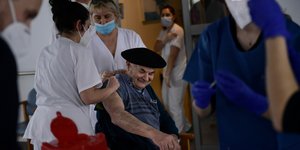Τρόφιμος κάνει εμβόλιο από γιατρούς στον οίκο ευγηρίας