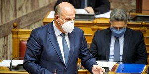Ο υπουργός Δικαιοσύνης με μάσκα
