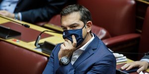 Ο Τσίπρας με μάσκα στη Βουλή