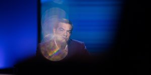 Ο Τσίπρας σε μπλε φόντο στη ΔΕΘ