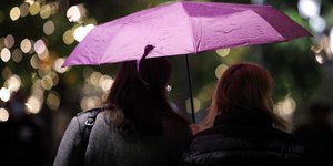 Γυναίκες με ομπρέλα στη βροχή