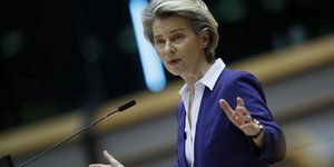 Ούρσουλα φον ντερ Λάιεν με μπλε 