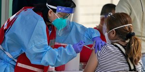 Εμβολιασμός γυναίκας στην Καλιφόρνια των ΗΠΑ