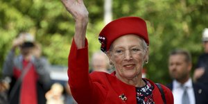 Η βασίλισσα Μαργκρέτε Β της Δανίας με κόκκινο καπέλο