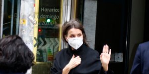 H βασίλισσα Λετίθια με μαύρο παλτό και φόρεμα