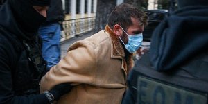 Ο 38χρονος προπονητής κατά τη μεταγωγή του στα δικαστήρια