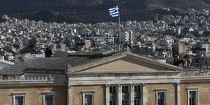 Η ελληνική σημαία πάνω από την Βουλή