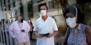 Βραζιλιάνοι με μάσκες σε ουρά