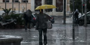 Γυναίκα με κίτρινη ομπρέλα