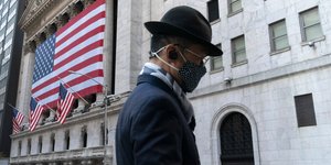 Ανδρας με καπέλο έξω από την Γουόλ Στριτ