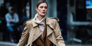 γυναίκα με παλτό και πουλόβερ στην εβδομάδα μόδας